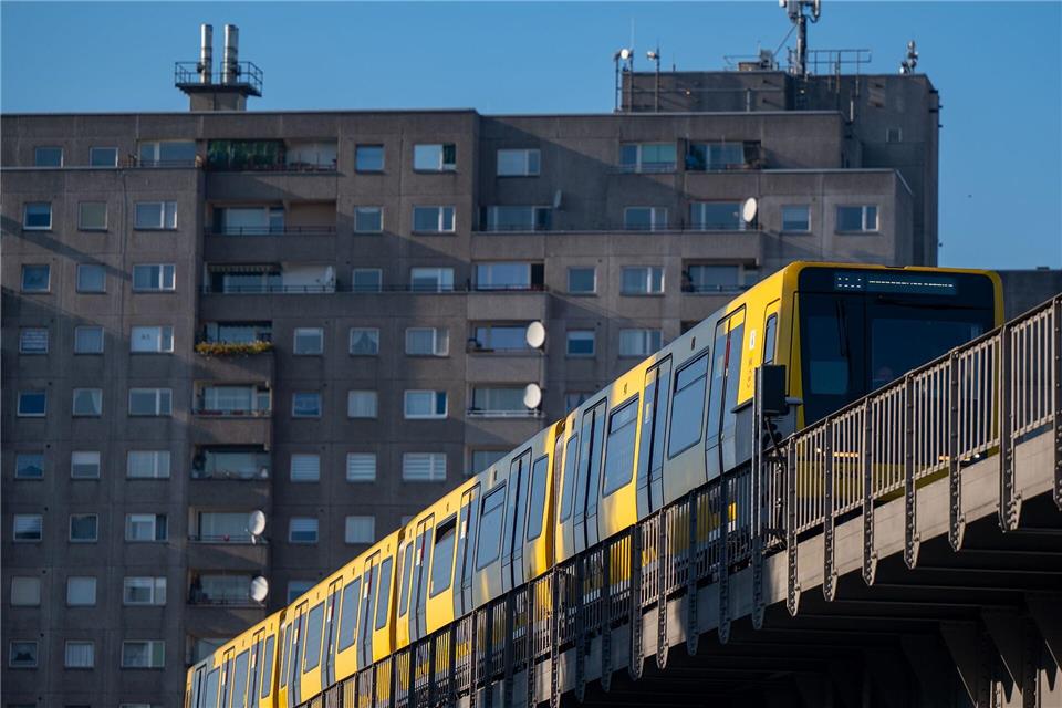 Auf der U3 will die BVG ab Sonntag längere Züge einsetzen. (Archivbild)Monika Skolimowska/dpa-Zentralbild/dpa