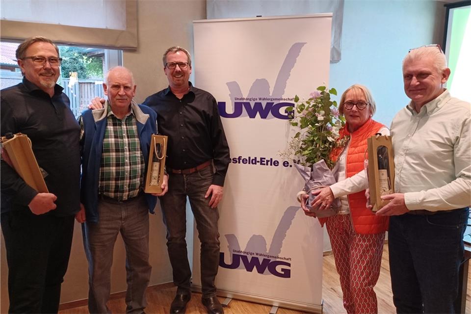 Auf der UWG-Mitgliederversammlung konnten treue Mitglieder durch Rupert Koller (M.) ausgezeichnet werden (v.l.): Bodo Wachtmeister, Norbert Klanke, Lisa Fischbach und Georg Baumeister. Verhindert waren Agnes Mümken und Markus Loker.