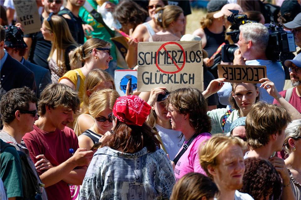 Auf der Uniwiese hinter der Aula fand eine Studentendemonstration gegen den Auftritt von Kanzler Merz statt.Henning Kaiser/dpa
