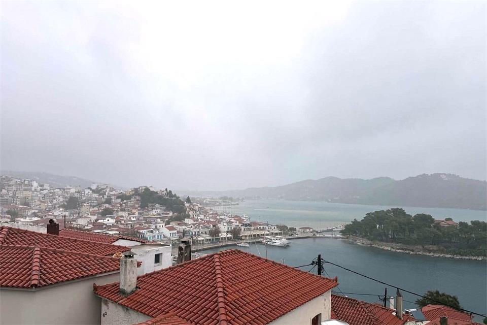 Auf der Urlaubsinsel Skiathos fiel wegen des Unwetters der Strom aus. (Archivbild)Diane Gore/dpa