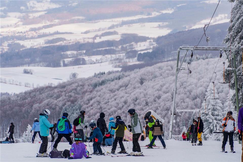 Auf der Wasserkuppe gab es rund drei bis fünf Zentimeter Neuschnee. Andreas Arnold/dpa