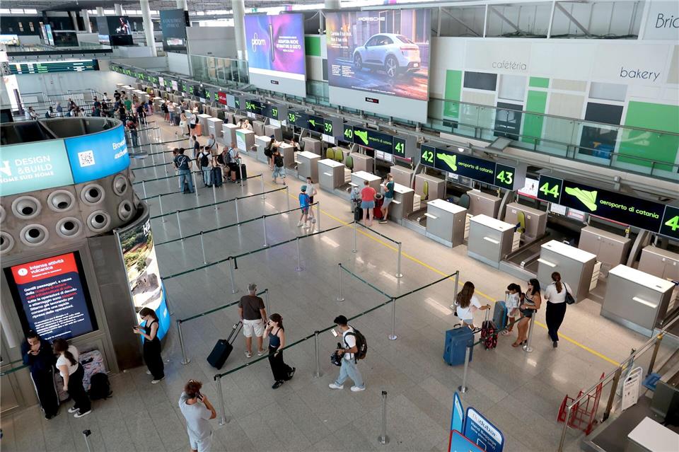 Auf der Webseite des Airports auf der Mittelmeerinsel Sizilien werden nur noch wenige Flüge als gestrichen angezeigt. (Archivbild)Davide Anastasi/LaPresse via ZUMA Press/dpa