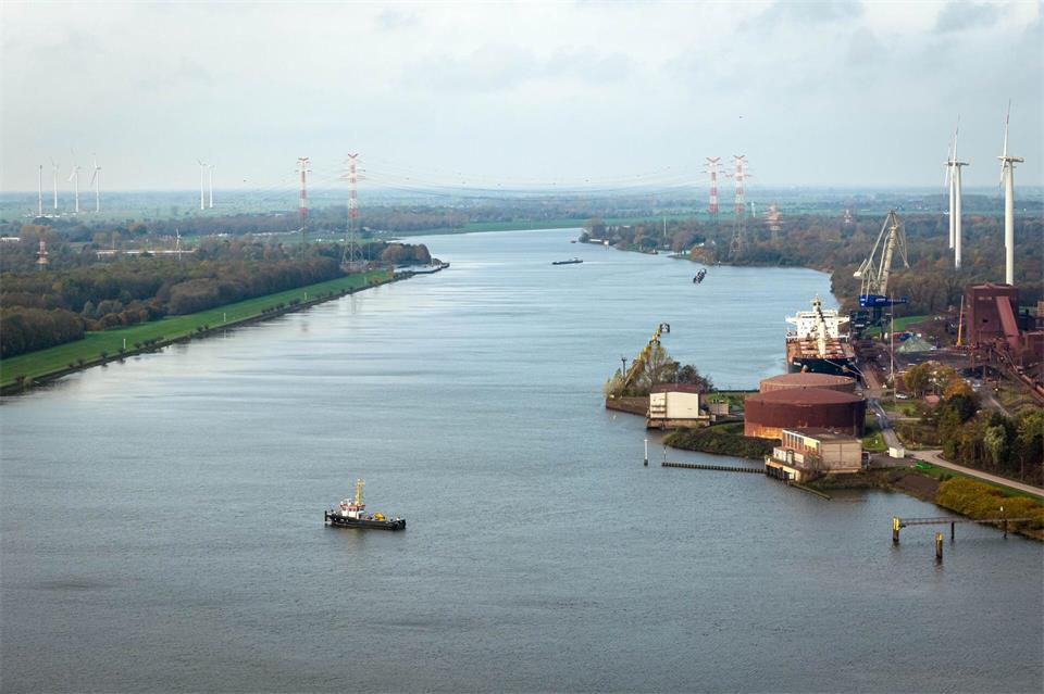 Auf der Weser bei Bremerhaven stießen die Segeljacht und das Baggerschiff zusammen. (Symbolbild)Sina Schuldt/dpa