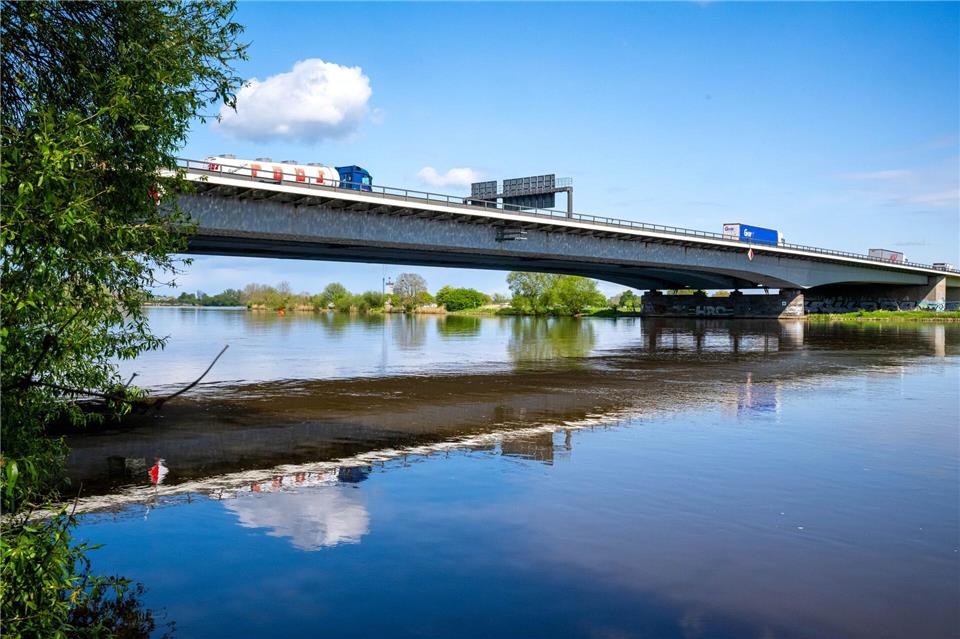 Auf der Weserbrücke der A1 bei Bremen verliert ein Sattelzug seinen Auflieger. (Archivbild)Sina Schuldt/dpa