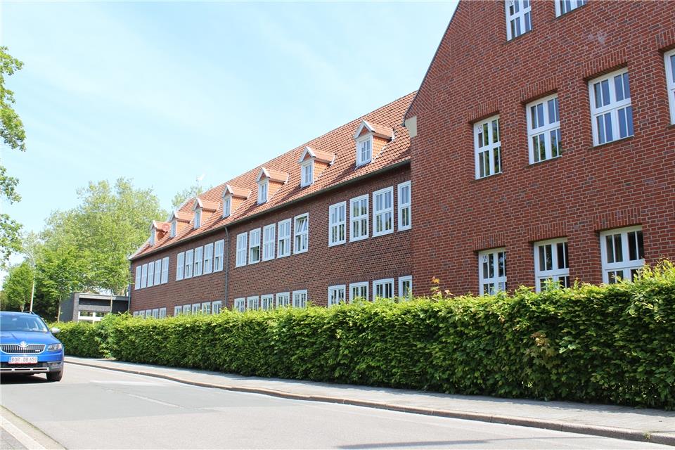 Auf der Westseite des Daches des Hauptgebäudes der Schule möchte die Gemeinde eine Fotovoltaikanlage errichten.
