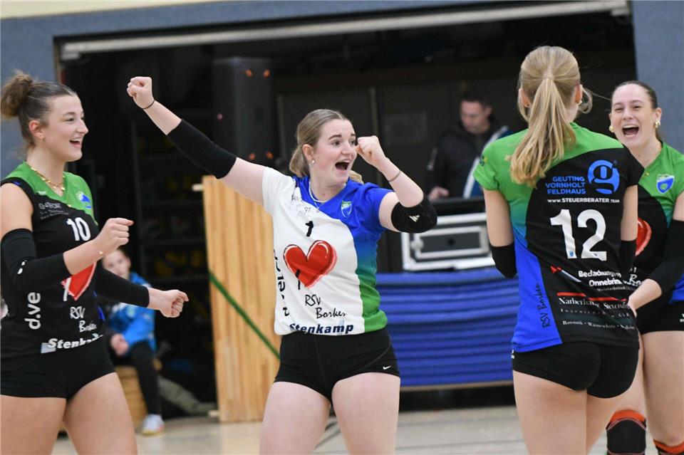 Auf der Zielgeraden zum Klassenerhalt: Marie Lintfert (2. von links) freute sich mit ihren Borkener Teamkolleginnen über einen wichtigen Sieg am drittletzten Regionalliga-Spieltag beim ATV Köln.