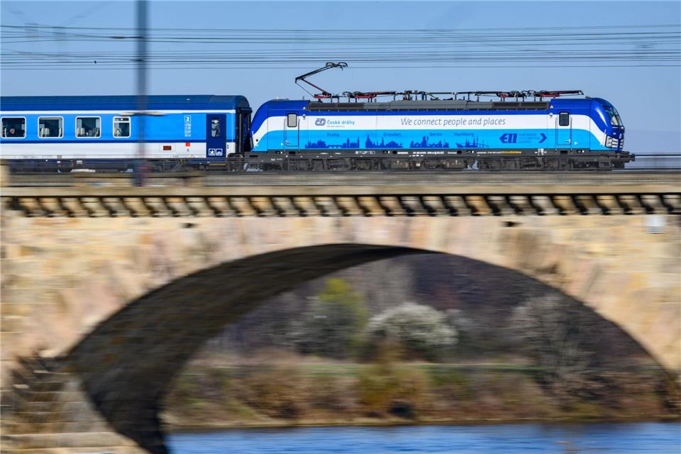 Auf der Zugstrecke zwischen Dresden und Prag kommt es erneut zu Einschränkungen wegen Bauarbeiten. (Archivbild)Robert Michael/dpa