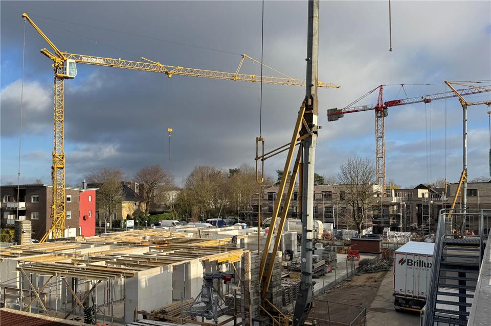 Auf der alten Huversfläche steht bereits das Erdgeschoss im Rohbau. Auf der anderen Seite der Heidener Straße sind die Gebäude schon weiter in die Höhe gewachsen.