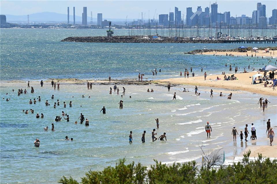 Auf der anderen Seite der Welt ist Sommer: Menschen baden an einem Strand in Australien.James Ross/AAP/dpa