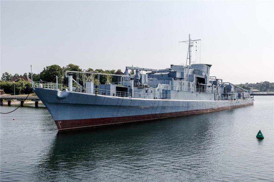 Auf der ausgemusterten Fregatte „Köln“ in Neustadt in Schleswig-Holstein kann die Brandbekämpfung geübt werden. (Archivbild) picture alliance / dpa