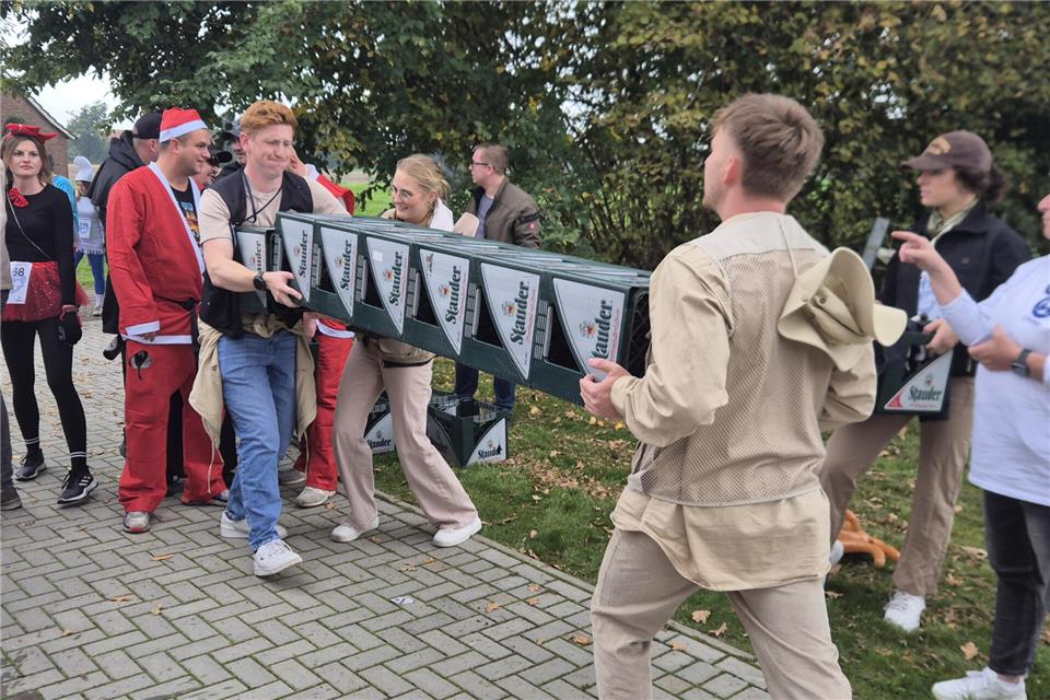 Auf der circa fünf Kilometer langen Strecke durfte der Bierkasten laut Regelwerk nicht abgestellt werden.