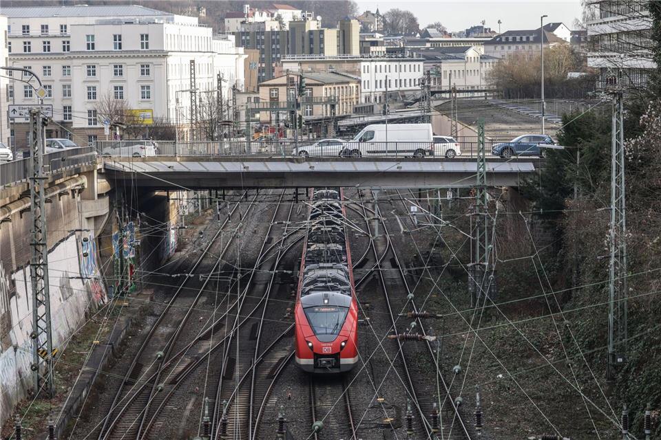 Auf der engen Bahnstrecke mitten durch Wuppertal wird bald gebaut: Die Bahn plant eine GeneralsanierungOliver Berg/dpa