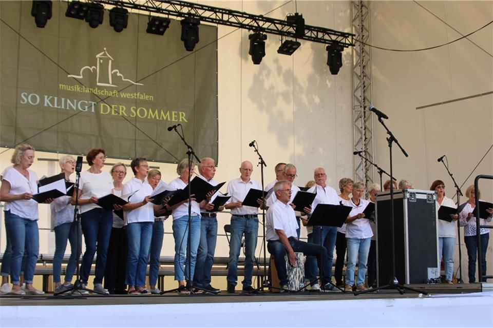 Auf der großen Bühne im Innenhof des Schlosses boten auch die Singing Voices aus Rhede ein abwechslungsreiches Programm.