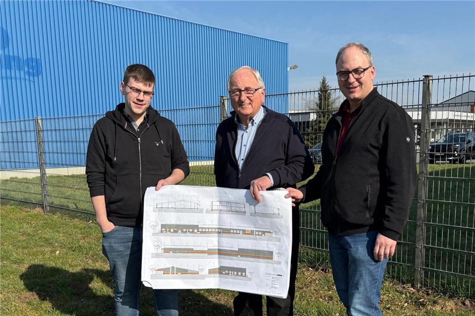 Auf der grünen Wiese hinter Johannes, Alois und Stephan Mensing entsteht zukünftig ein Neubau, der die ehemalige Elting-Halle mit der bestehenden Mensing-Backstube verbinden wird.