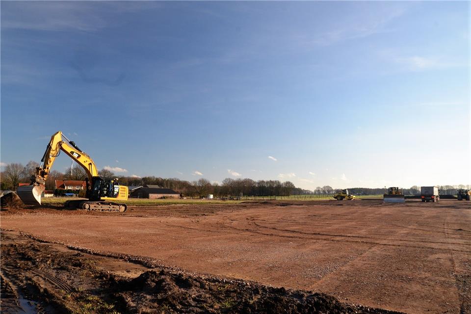 Auf der jüngst freigegebenen Erweiterungsfläche am südlichen Raesfelder Gewerbegebiet wird schon gebaut.