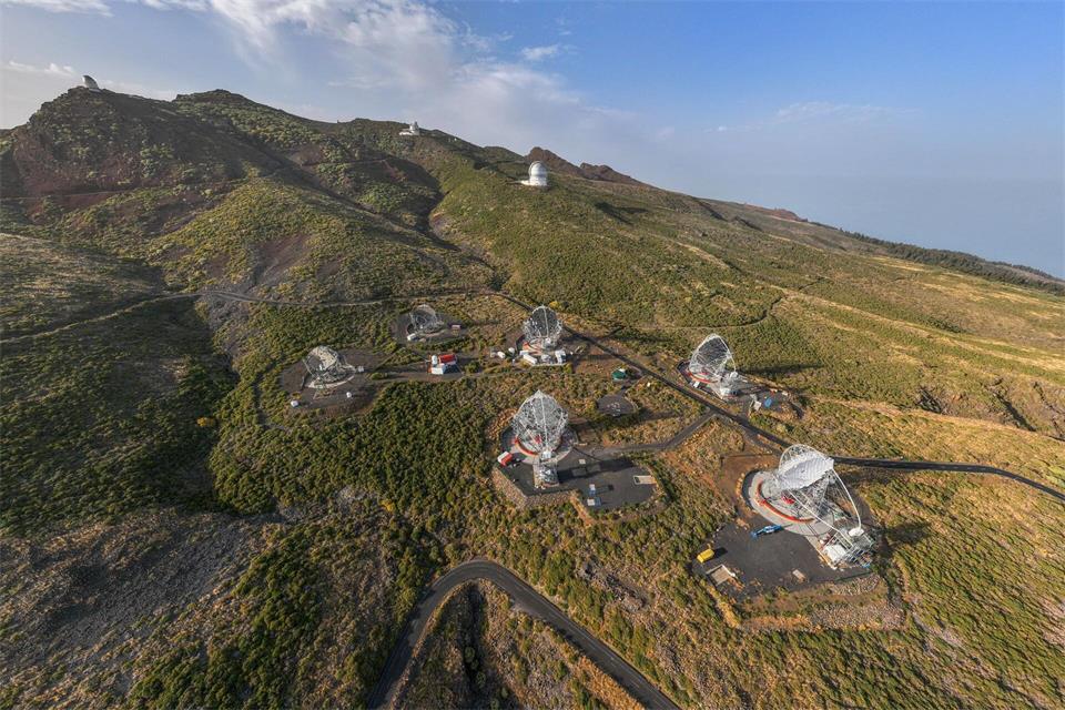 Auf der kanarischen Insel La Palma stehen vier riesige, aus zahlreichen Facetten bestehende Spiegel. (Handout)---/LST Collaboration/Eurekalert/dpa
