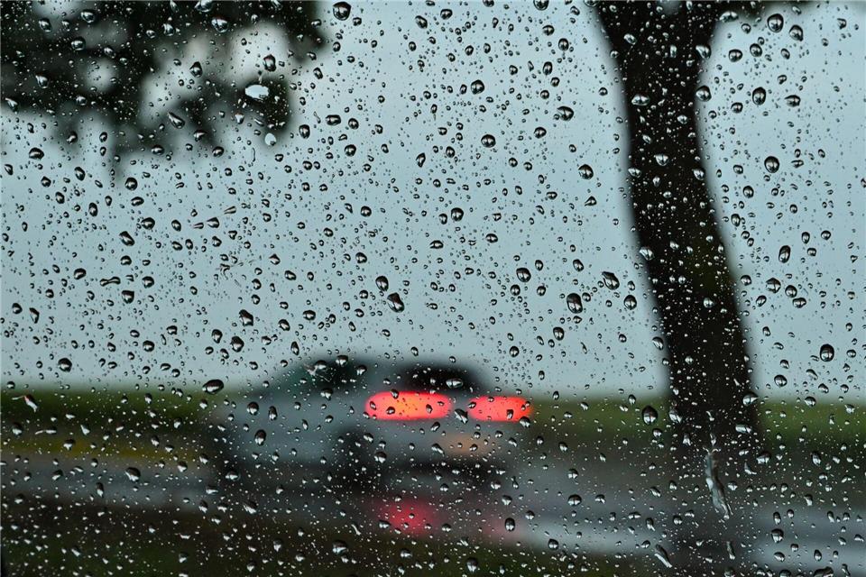 Auf der nassen Straße hatte der Mann die Kontrolle über seinen Wagen verloren. (Symbolbild)Patrick Pleul/dpa