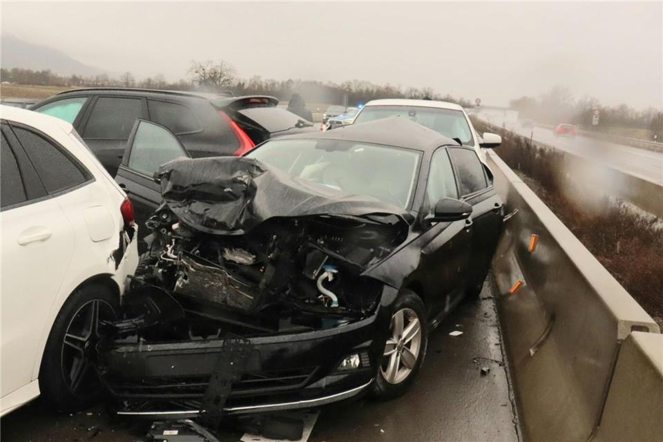 Auf der nassen Straße kollidierten die Autos.Rene Priebe/PR-Video /dpa