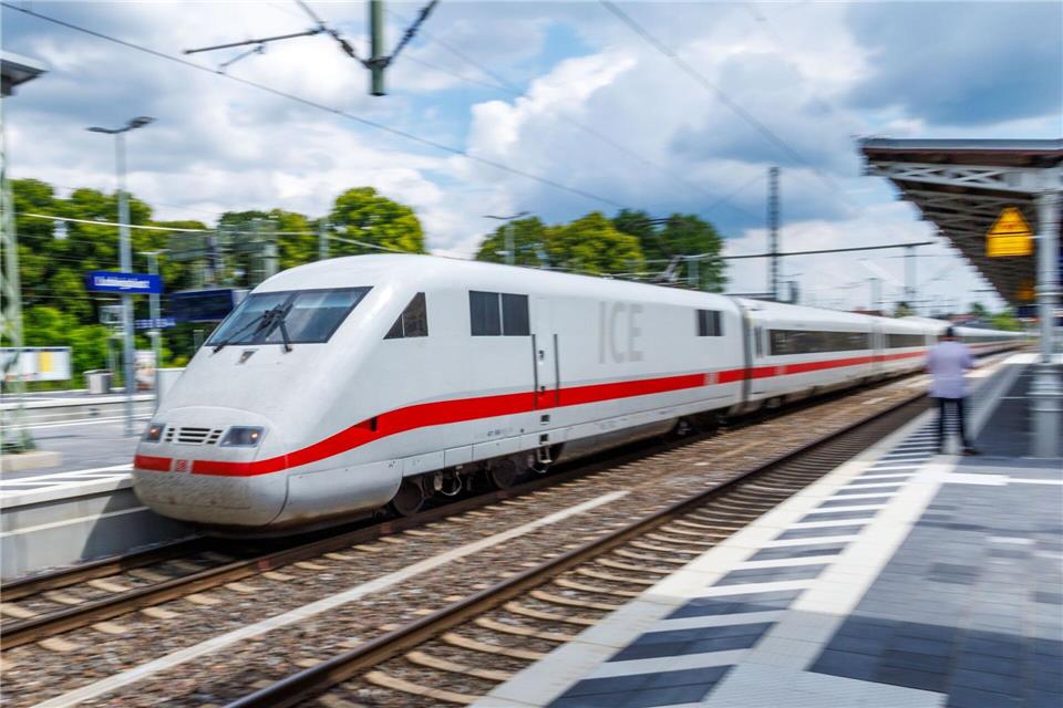 Auf der sanierten Strecke Hamburg-Berlin fahren die Züge auf einem Großteil des Korridors wieder mit Höchstgeschwindigkeit. (Archivbild)Jens Büttner/dpa