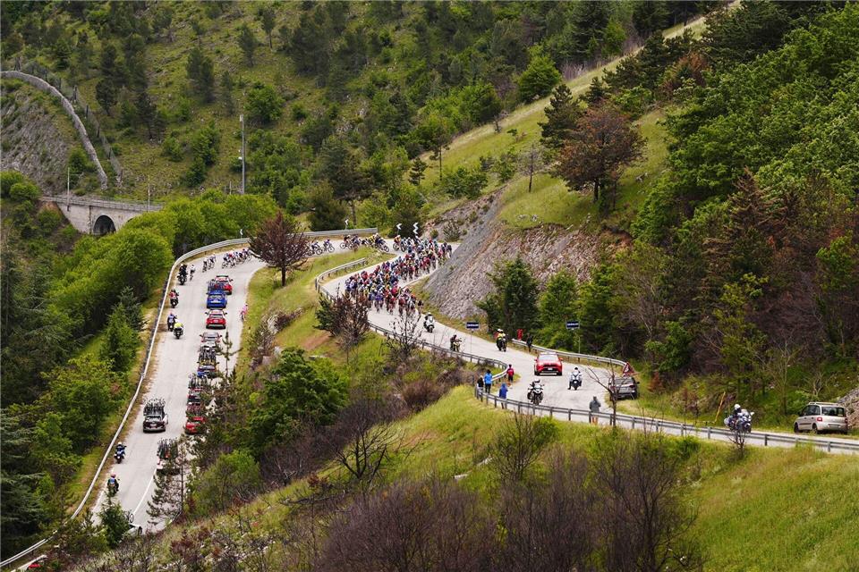 Auf der siebten Etappe des Giro d’Italia ging des für die Radprofis zum ersten Mal in die Berge.Fabio Ferrari/LaPresse/AP/dpa