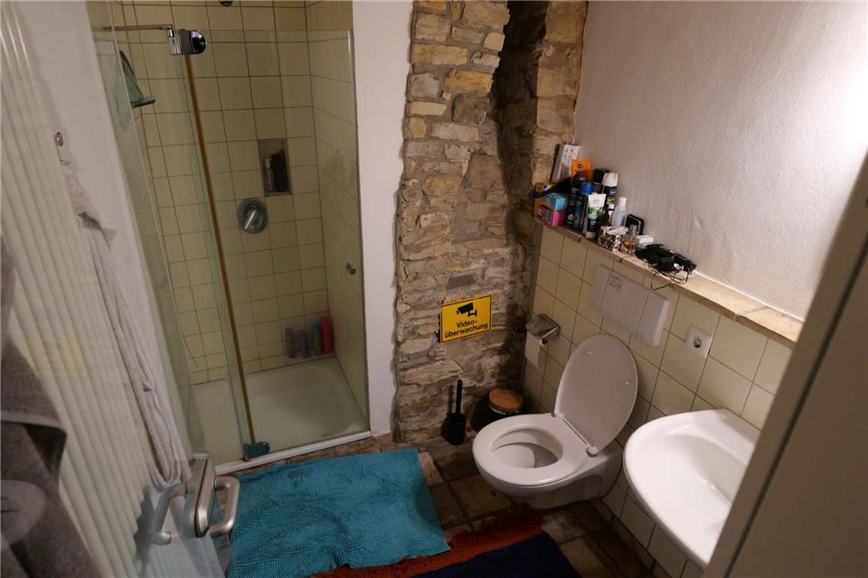 Leben in „Deutschlands kleinstem Studentenwohnheim“  Auf der untersten Etage direkt hinter der Eingangstür befindet sich das Bad.Jörn Hüneke/dpa