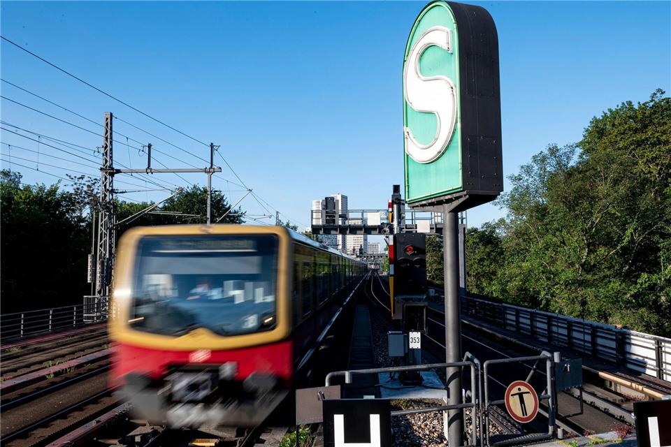 Auf der vielbefahrenen Berliner Stadtbahn-Strecke verkehren mehrere S-Bahn-Linien. (Archivbild)Fabian Sommer/dpa