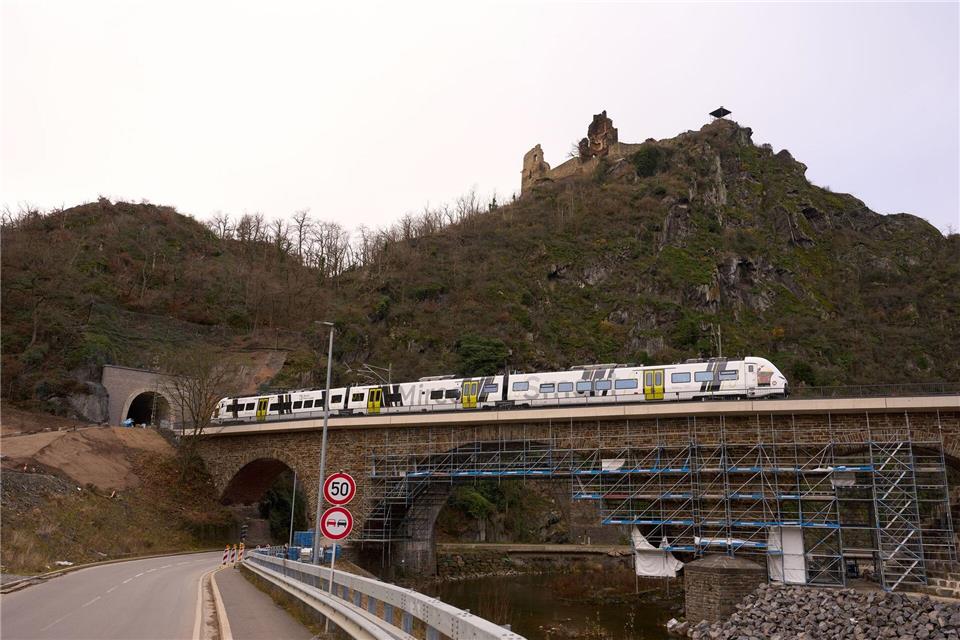Auf der wiedereröffneten Ahrtalstrecke werden neue elektrische Triebwagenzüge eingesetzt.Thomas Frey/dpa