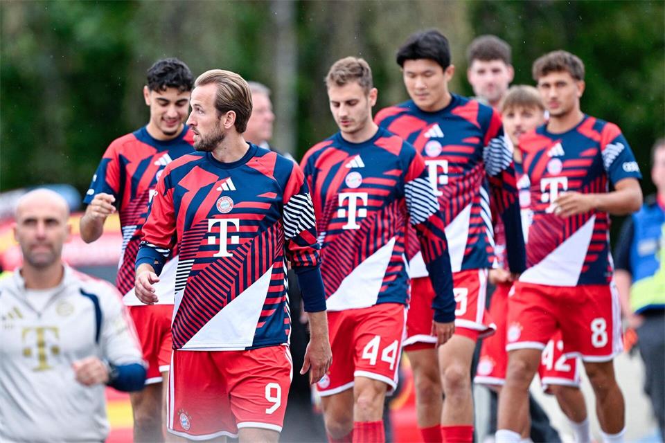 Auf die Bayern-Profis warteten in Elversberg außergewöhnliche Rahmenbedingungen.Uwe Anspach/dpa
