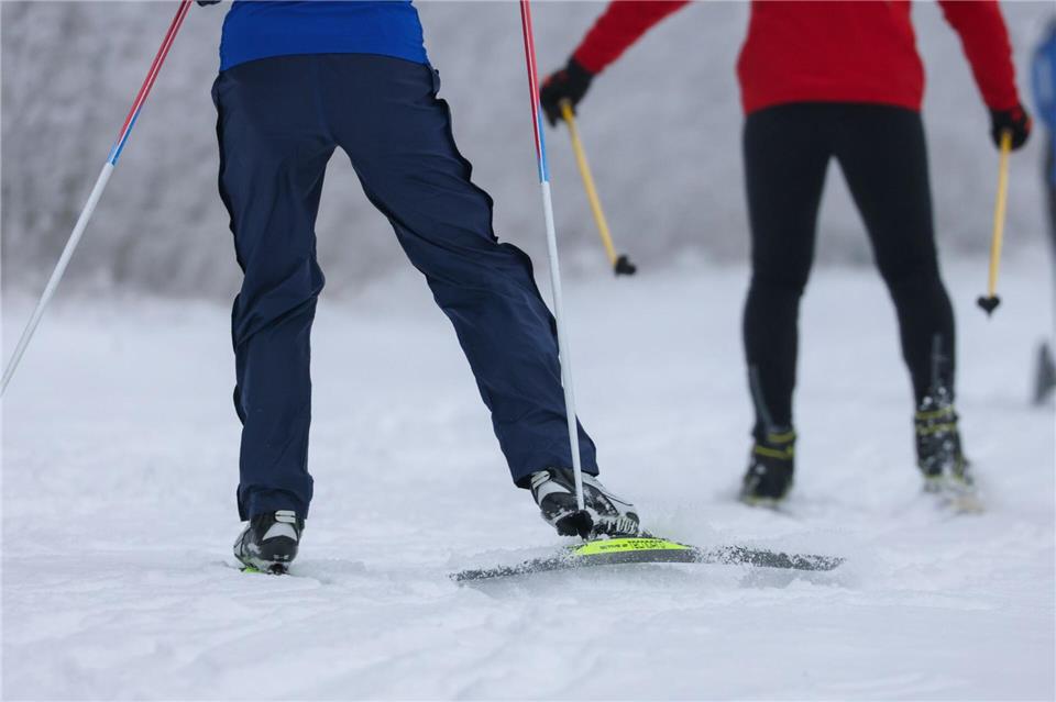 Auf die Bretter und los: Die Kammloipe lockt derzeit mit reichlich Naturschnee.Jan Woitas/dpa