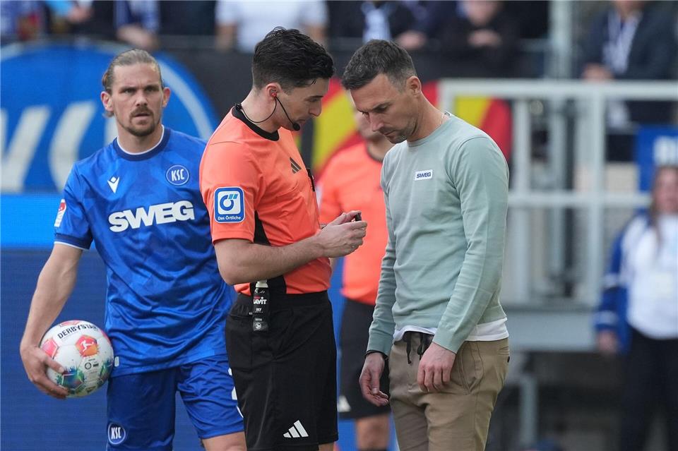 Auf die Emotionen kommt es an: Trainer Christian Eichner im Gespräch mit Schiedsrichter Florian BadstübnerMarc Schüler/dpa