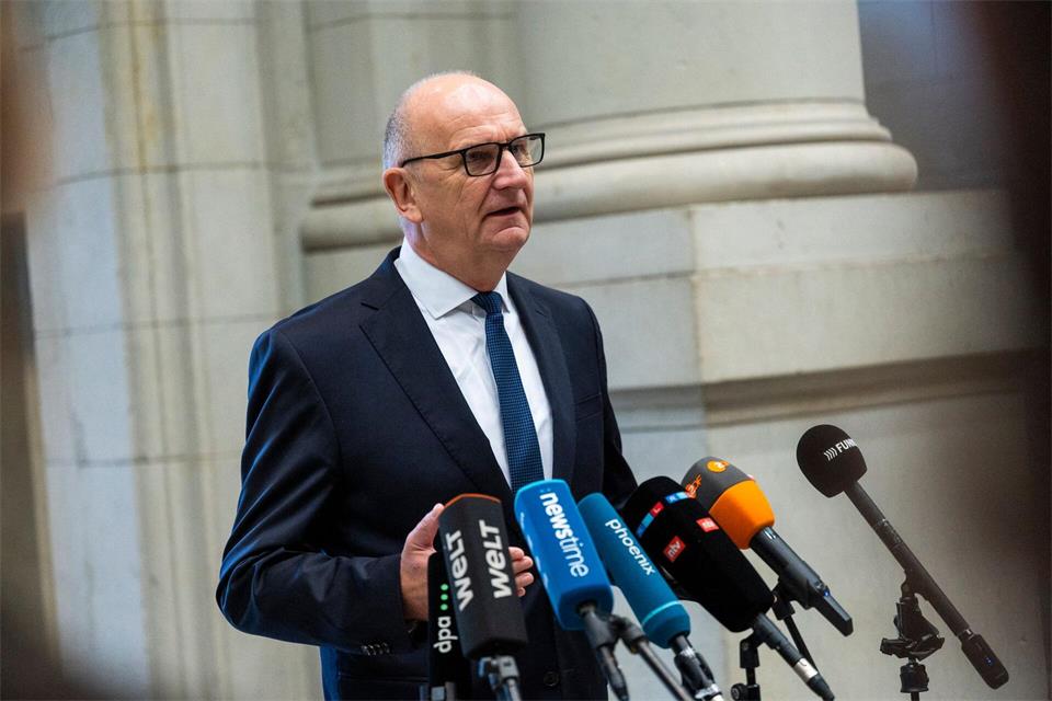 Auf die Entscheidung zur Entlastung bei den Spritpreisen hat Brandenburgs Ministerpräsident Dietmar Woidke schon lange gewartet. Christophe Gateau/dpa