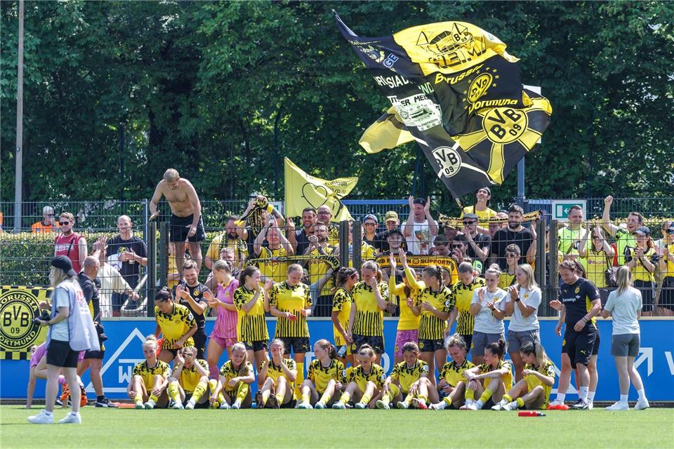 Auf die Frauen von Borussia Dortmund wartet bei ihrer Pokal-Premiere der FC Bayern München. (Archivbild)Andreas Gora/dpa