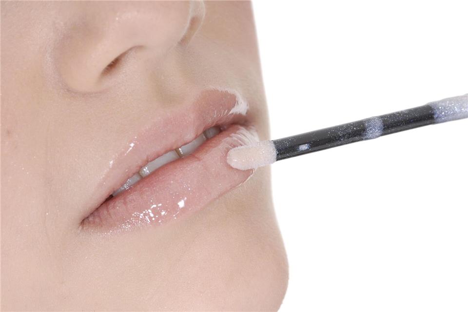 Auf die Lippen gehören Nude- und Frosted-Pink-Nuancen - und klares Lipgloss.Magdalena Rodziewicz/dpa-tmn