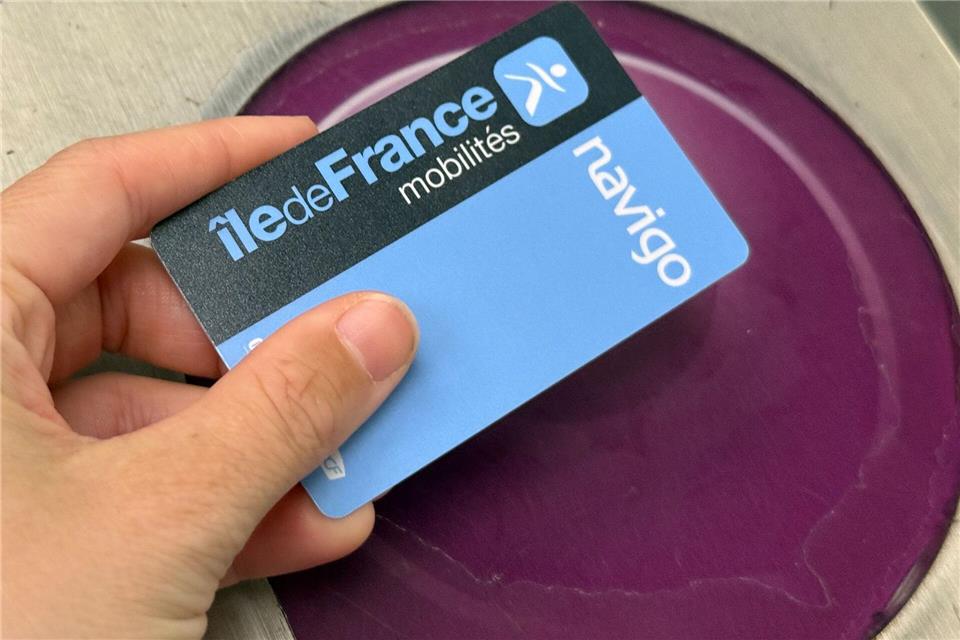 Auf die Navigo-Karten in Paris lassen sich verschiedene Fahrkartentypen herunterladen (Archivbild).Rachel Sommer/dpa