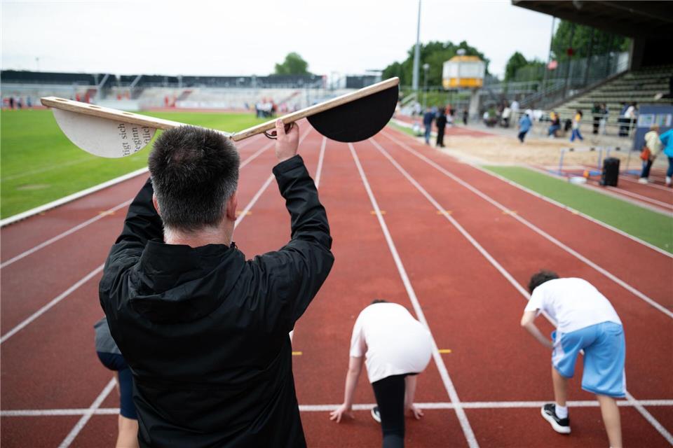 Auf die Plätze, fertig - los! Allerdings müssen Erwachsene Kindern und Jugendlichen dabei helfen, sich bei Hitze nicht sportlich zu überlasten.Florian Wiegand/dpa