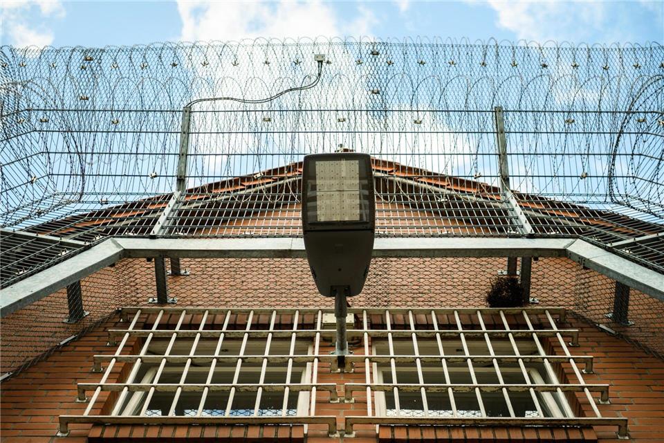 Auf die Situation von unheilbar kranken Häftlingen ist die Justiz noch kaum vorbereitet - eine neue Studie soll das ändern. (Symbolbild)Mohssen Assanimoghaddam/dpa