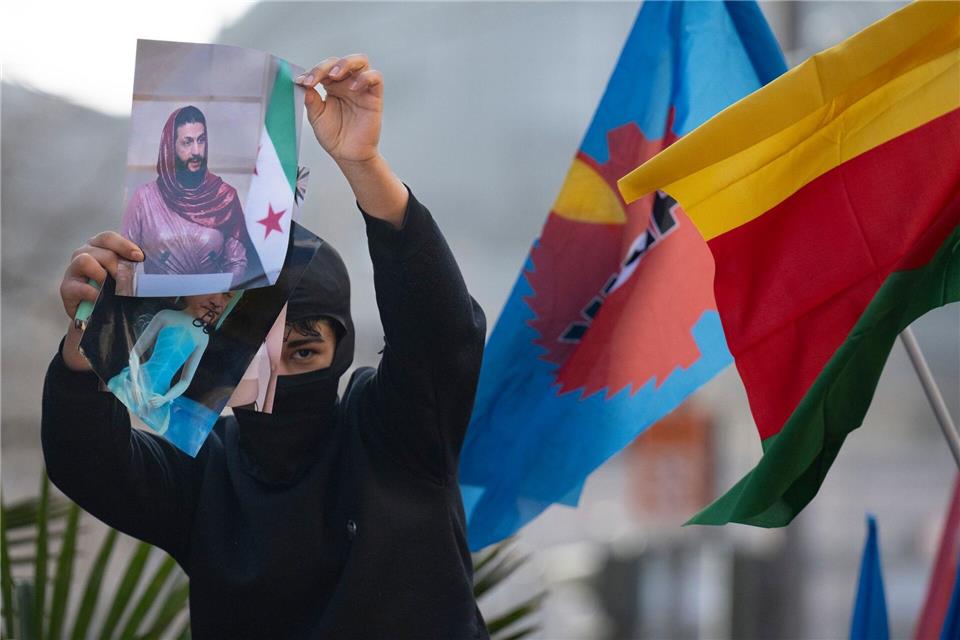 Auf die Straße gingen Menschen etwa, um auf die Lage der Kurden in Nordsyrien aufmerksam zu machen. (Archivbild) Boris Roessler/dpa