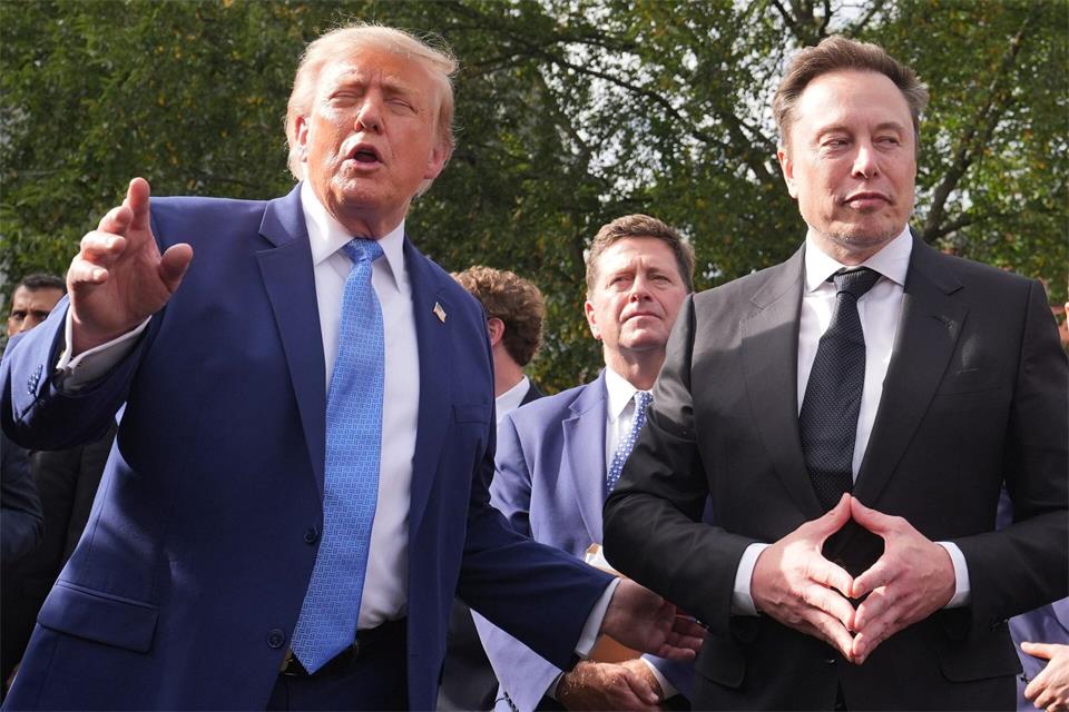Auf die Unterstützung von Präsident Donald Trump (l.), hier mit Tech-Milliardär Elon Musk, kann sich die KI-Branche bisher verlassen. (Archivbild)Alex Brandon/AP/dpa