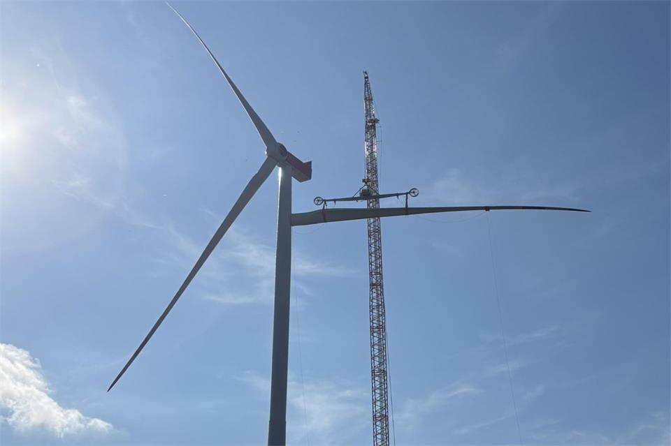 Auf die Windkraftanlagen der Gesellschaft Vierkuhlen wurden nun die ersten Rotorblätter gebaut.