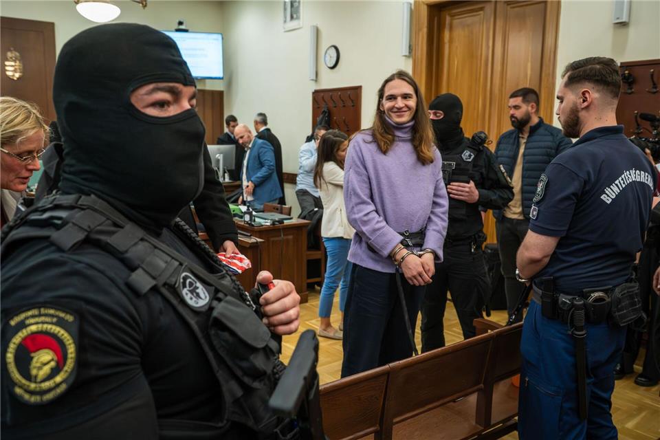 Auf die deutsche Person Maja T. aus der linken Szene wartet am Mittwoch das Urteil wegen mutmaßlicher Beteiligung an Gewaltakten gegen Rechte im Februar 2023 in Budapest. (Archivbild)Daniel Alfoldi/ZUMA Press Wire/dpa