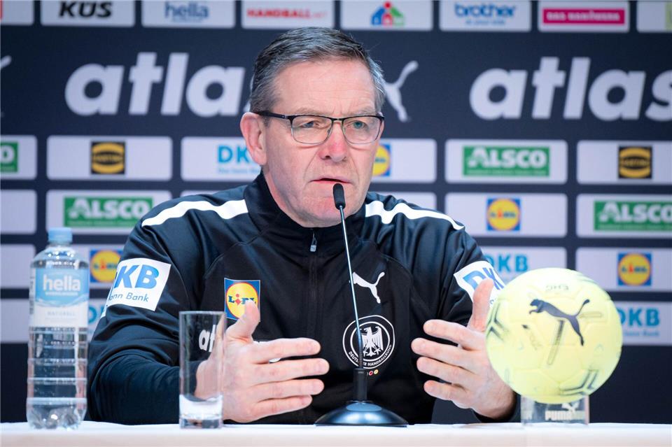 Auf die deutschen Handballer um Bundestrainer Alfred Gislason wartet gegen Frankreich ein Endspiel ums EM-Halbfinale. Sina Schuldt/dpa