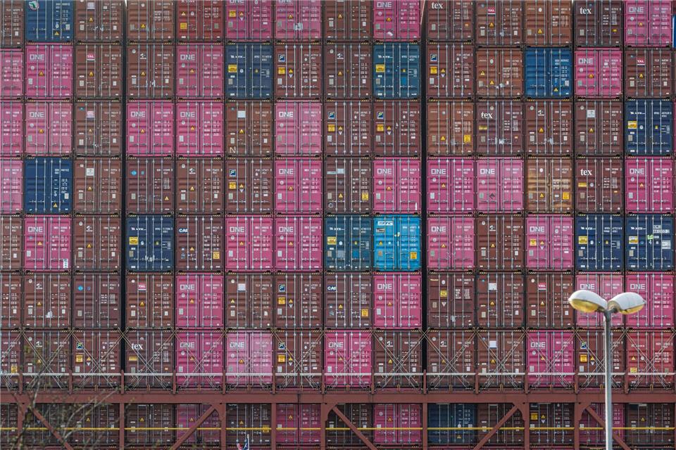 Auf die größten Schiffe passen rechnerisch mehr als 24.000 Standardcontainer. (Archivbild)Markus Scholz/dpa
