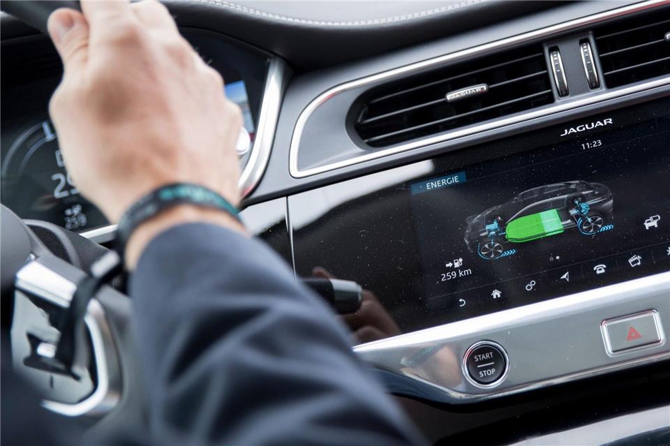 Auf die lange Sicht: Je fitter der Antriebsakku im E-Auto ist, desto länger die mögliche Reichweite.Florian Schuh/dpa-tmn