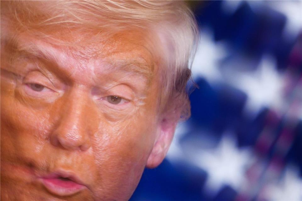 Auf diesem Bild, das mit einer langsamen Verschlusszeit aufgenommen wurde, spricht US-Präsident Donald Trump während einer Veranstaltung zum Women’s History Month im East Room des Weißen Hauses.Julia Demaree Nikhinson/AP/dpa