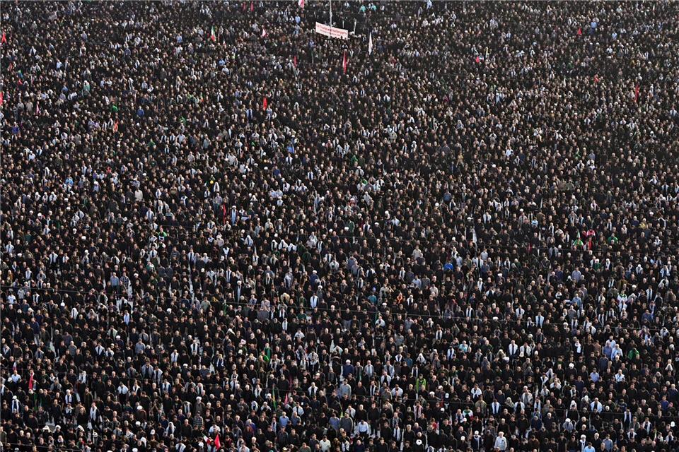 Auf diesem Foto, das vom Büro des Obersten Führers des Iran veröffentlicht wurde, nehmen Trauernde an den Gebeten teil, die im Rahmen der mehrtägigen Trauerfeierlichkeiten für den verstorbenen Obersten Führer des Iran, Ajatollah Ali Chamenei, und Mitglieder seiner Familie in der Heiligen Jamkaran-Moschee abgehalten werden.Uncredited/Iranian Supreme Leader Office via AP/dpa