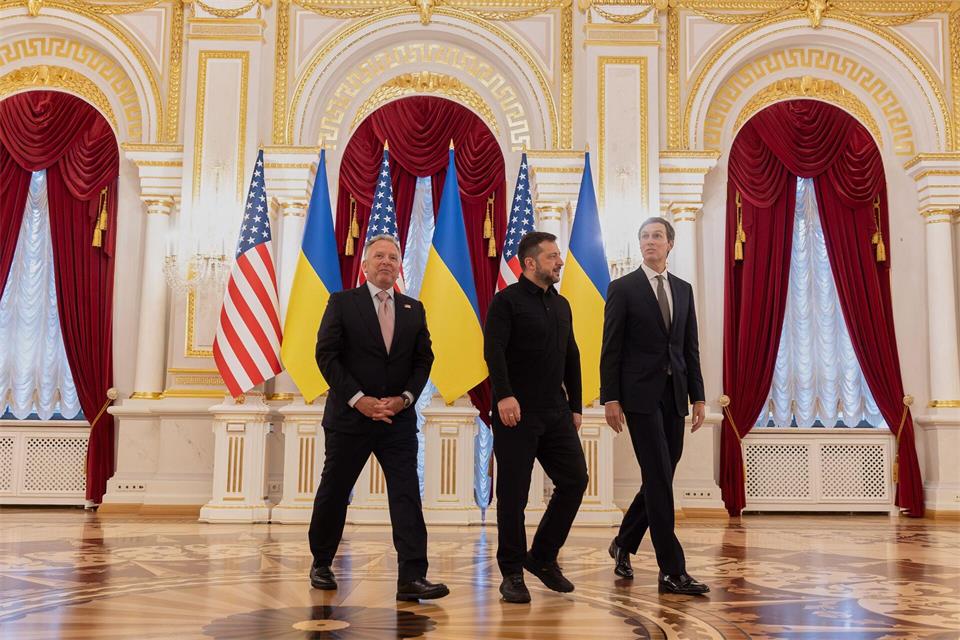 Auf diesem Foto, das vom Pressebüro des ukrainischen Präsidenten zur Verfügung gestellt wurde, ist der ukrainische Präsident Wolodymyr Selenskyj (M) zu sehen, wie er sich im Marienpalast in Kiew mit den Gesandten des US-Präsidenten Trump, Jared Kushner (r) und Steve Witkoff, trifft.-/Ukrainian Presidential Press Office/AP/dpa