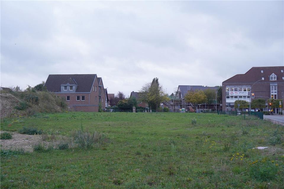 Auf diesem Grundstück soll das neue E-Center entstehen. Das Mehrfamilienhaus an der Bahnhofstraße (links) muss aber erst noch weichen.