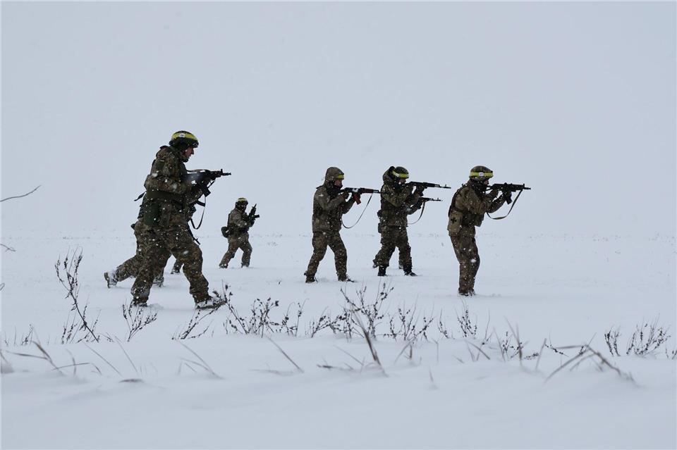 Auf diesem vom Pressedienst der 65. Mechanisierten Brigade der Ukraine zur Verfügung gestellten Foto nehmen Rekruten an Übungen auf einem Übungsgelände in der Region Saporischschja teil.Andriy Andriyenko/Ukrainian 65 Mechanized brigade/AP/dpa
