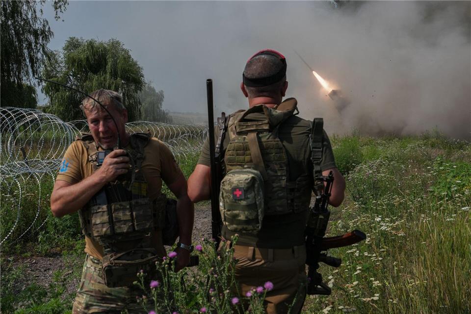 Auf diesem vom Pressedienst der 93. eigenständigen mechanisierten Brigade „Kholodnyi Yar“ der Ukraine via AP zur Verfügung gestellten Foto feuert ein MRLS BM-21 „Grad“ in Richtung russischer Armeestellungen in der Nähe der an der Front gelegenen Stadt Kramatorsk in der Region Donezk in der Ukraine.Iryna Rybakova/Ukrainian 93rd Mechanized brigade/AP/dpa