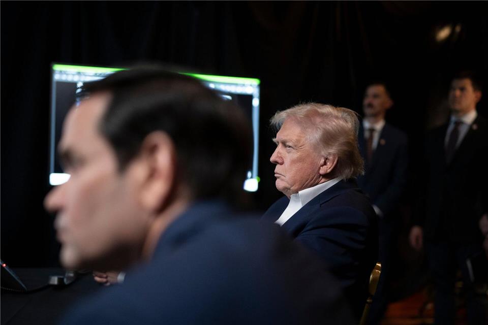 Auf diesem vom Weißen Haus veröffentlichten Foto überwacht US-Präsident Donald Trump die US-Militäroperationen in Venezuela mit Außenminister Marco Rubio in Mar-a-Lago.Molly Riley/The White House/AP/dpa
